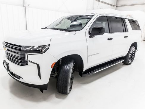 Used 2022 Chevrolet Suburban LT RWD image 2