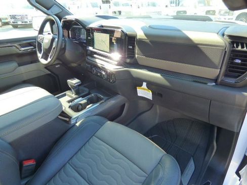 Used 2025 Chevrolet Silverado 1500 ZR2 w/ Technology Package image 12
