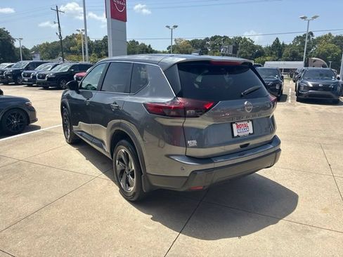 Used 2024 Nissan Rogue SV FWD image 5