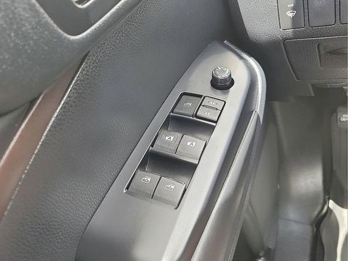 Used 2019 Toyota Highlander XLE FWD image 14