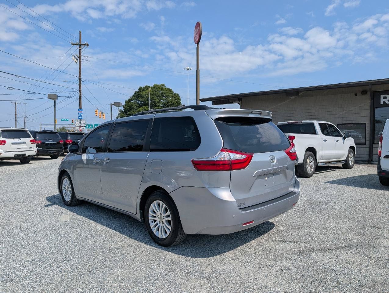 Used 2017 Toyota Sienna XLE w/ XLE Navigation Package FWD image 9