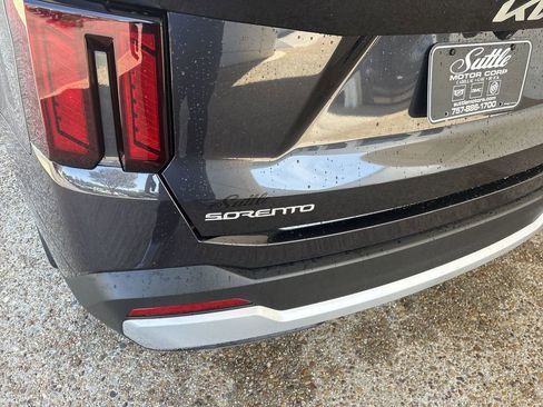 Used 2025 Kia Sorento LX FWD image 31
