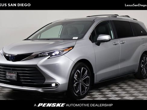 Used 2025 Toyota Sienna Platinum FWD image 1