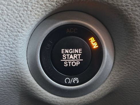 Used 2021 Chrysler Pacifica Limited AWD/4WD image 12