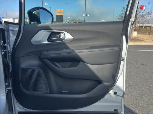 New 2026 Chrysler Pacifica Limited image 12
