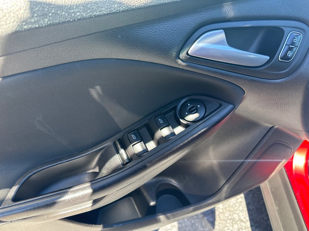 Used 2016 Ford Focus SE w/ SE Cold Weather Package FWD image 18