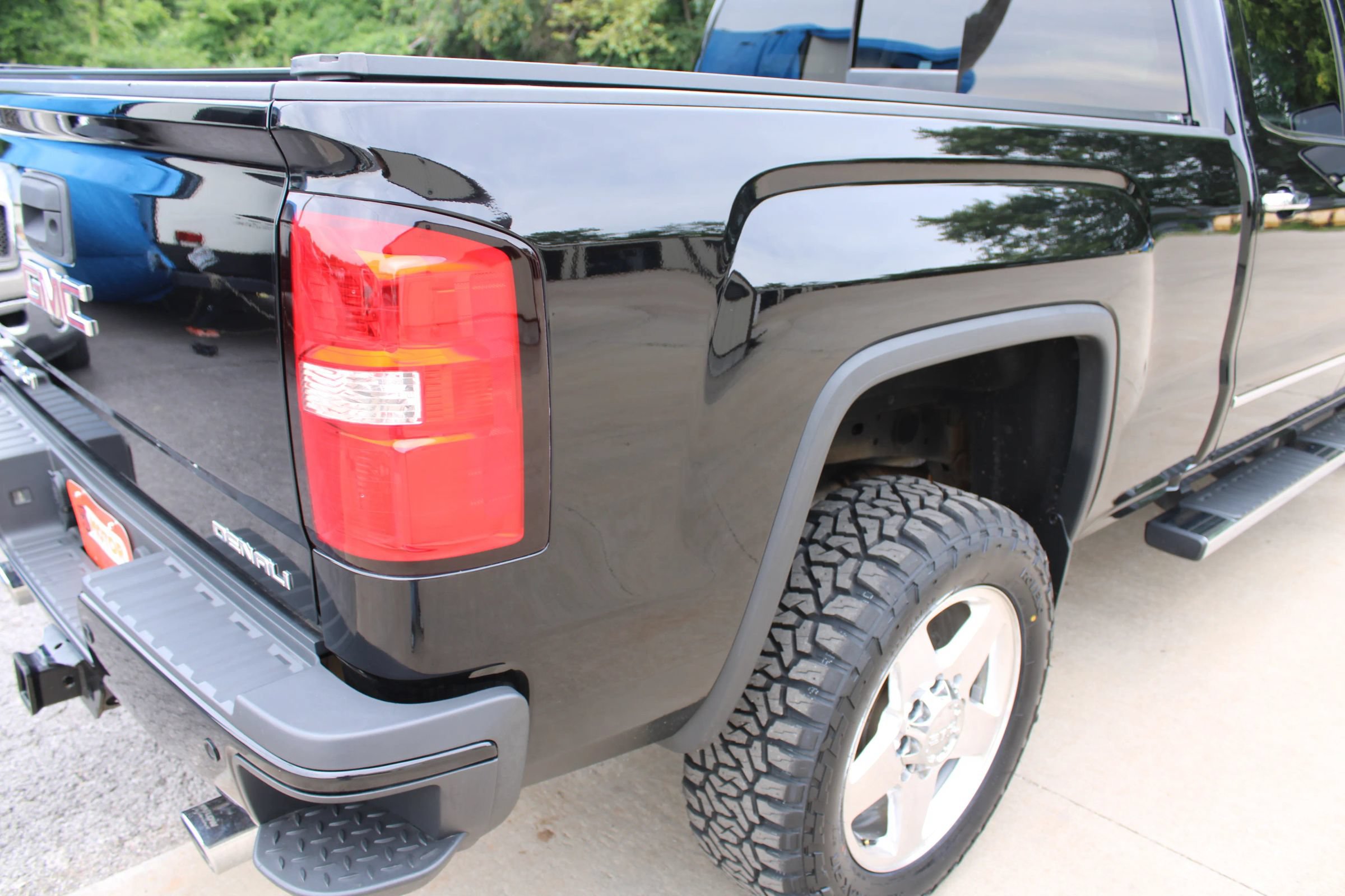 Used 2015 GMC Sierra 2500 Denali w/ Duramax Plus Package AWD/4WD image 10