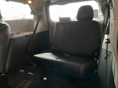 Used 2017 Toyota Sienna SE w/ Cargo Management Package image 21