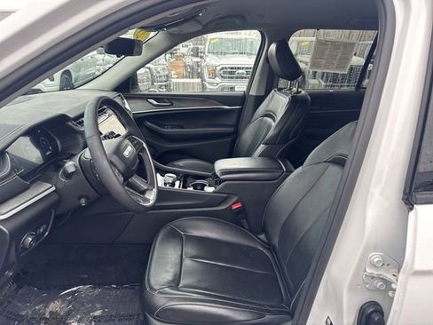 Used 2023 Jeep Grand Cherokee Limited w/ Luxury Tech Group II image 11