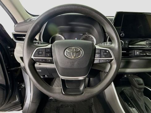 Used 2023 Toyota Highlander L image 11