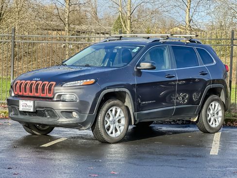 Used 2018 Jeep Cherokee Latitude Plus w/ Comfort/Convenience Group image 8