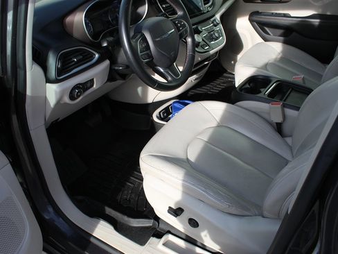 Used 2017 Chrysler Pacifica Touring-L image 6