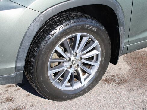 Used 2017 Toyota Highlander XLE image 11