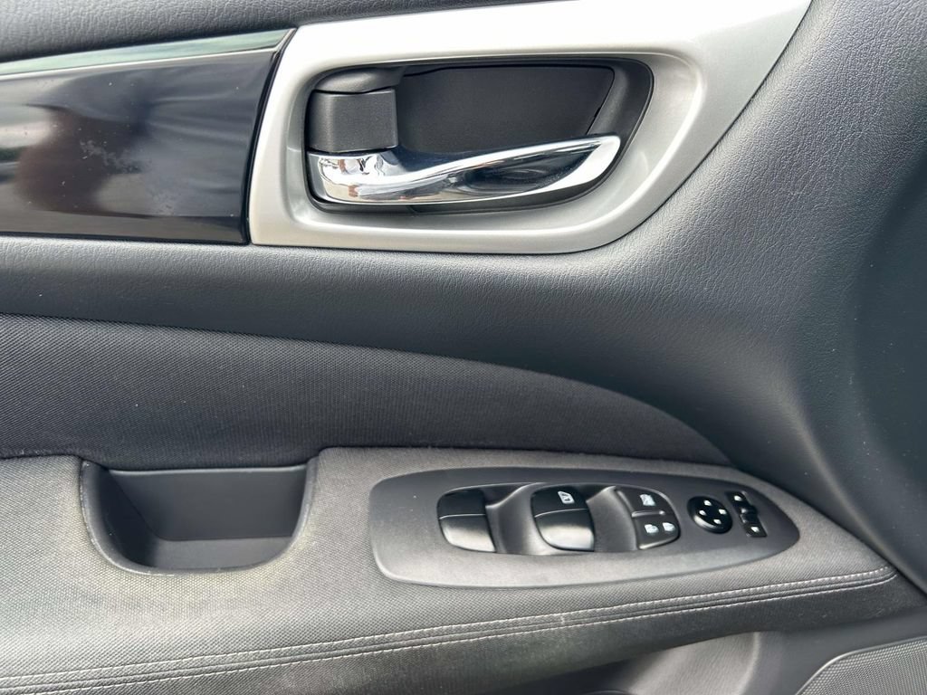 Used 2017 Nissan Pathfinder S AWD/4WD image 16