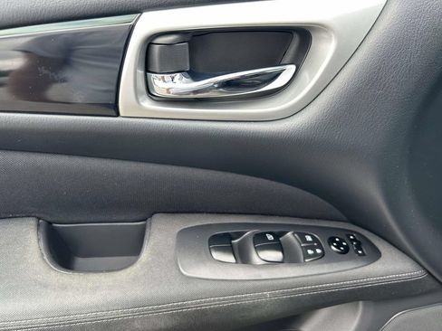 Used 2017 Nissan Pathfinder S AWD/4WD image 16