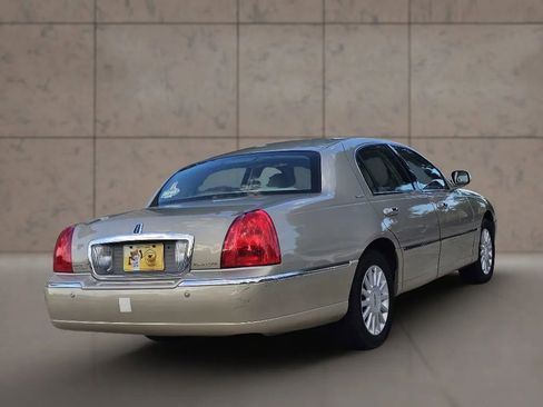 Used 2005 Lincoln Town Car Signature RWD image 4