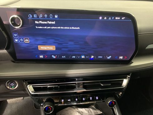 Used 2025 Chevrolet Traverse LT image 24