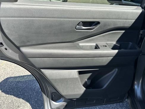 Used 2023 Nissan Pathfinder S image 24