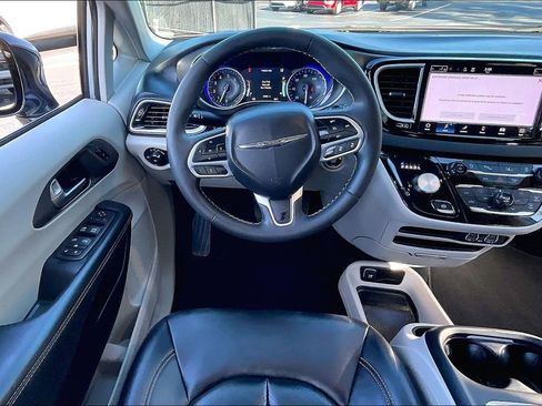 Used 2024 Chrysler Pacifica Touring-L image 8