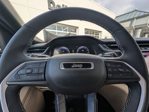 Used 2024 Jeep Grand Cherokee Limited image 19