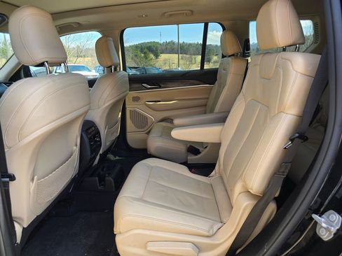 Used 2022 Jeep Grand Cherokee L Limited w/ Black Appearance Package image 10