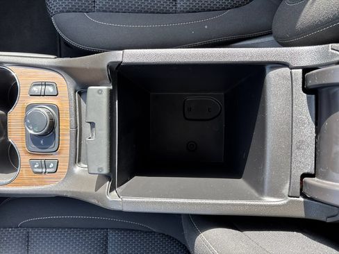 Certified 2023 GMC Acadia SLE w/ Driver Convenience Package FWD image 23
