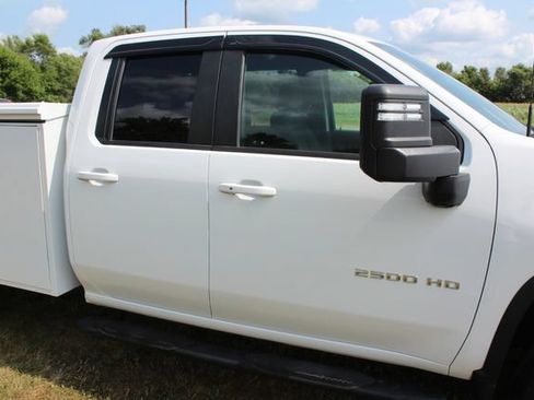 Used 2024 Chevrolet Silverado 2500 LT AWD/4WD image 9