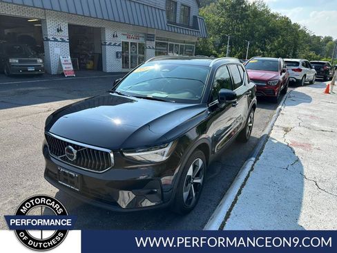 Used 2025 Volvo XC40 B5 Plus image 2