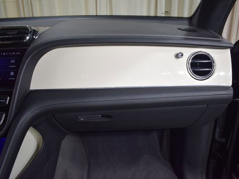 Certified 2024 Bentley Bentayga AWD/4WD image 25