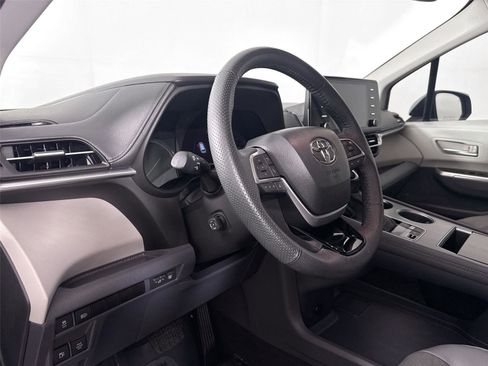 Used 2023 Toyota Sienna Limited FWD image 4