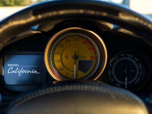 Used 2010 Ferrari California RWD image 34