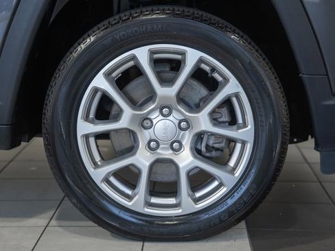 Used 2023 Jeep Compass Latitude w/ Sun and Sound Group AWD/4WD image 16