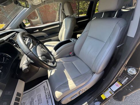 Used 2017 Toyota Highlander XLE AWD/4WD image 9