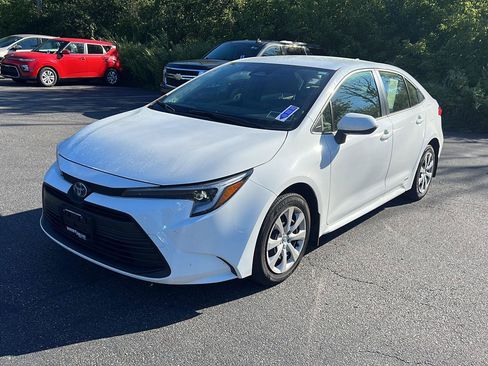 Used 2024 Toyota Corolla LE AWD/4WD image 2