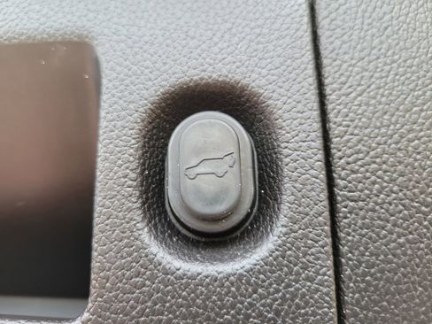 Used 2017 Chevrolet Suburban LT image 9