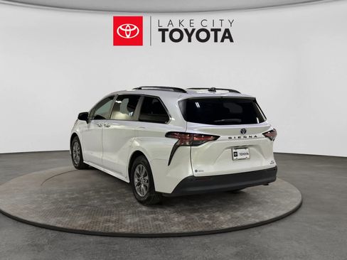 Used 2022 Toyota Sienna XLE FWD image 5
