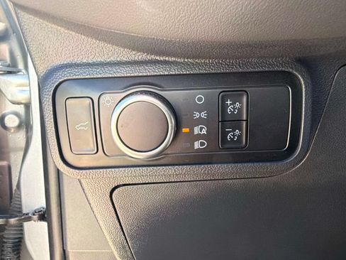 Used 2025 Ford Explorer Active AWD/4WD image 30