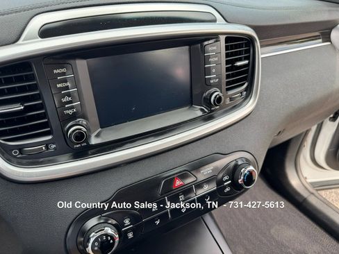 Used 2020 Kia Sorento LX image 29