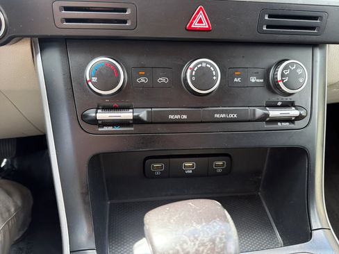 Used 2023 Kia Carnival LX FWD image 21