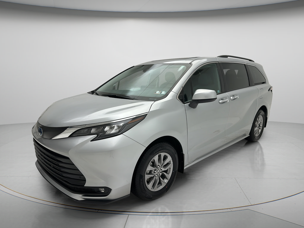 Used 2025 Toyota Sienna XLE FWD image 3