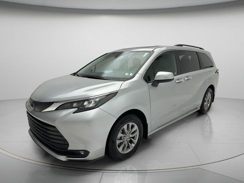 Used 2025 Toyota Sienna XLE FWD image 3
