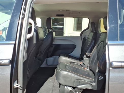 Used 2017 Chrysler Pacifica Touring-L FWD image 10