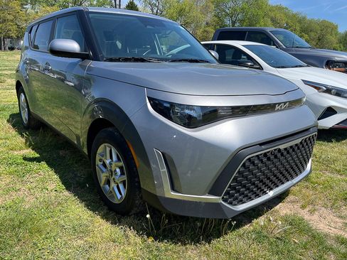 Used 2025 Kia Soul LX w/ LX Technology Package FWD image 8