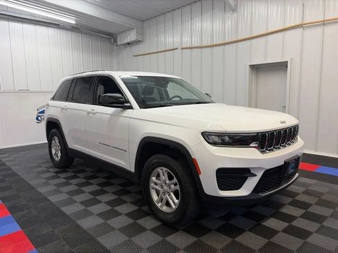 Used 2023 Jeep Grand Cherokee Laredo AWD/4WD image 3