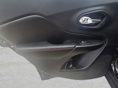 Used 2019 Jeep Cherokee Trailhawk image 31