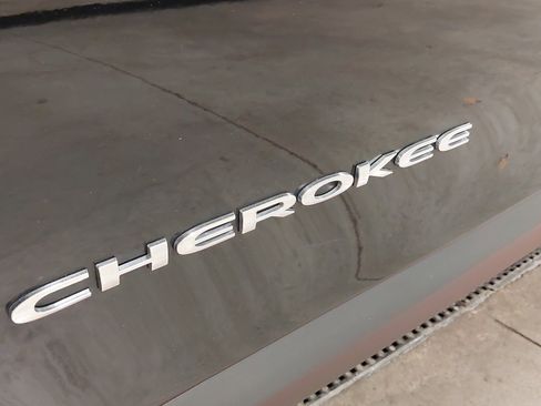 Used 2019 Jeep Cherokee Latitude w/ Cold Weather Group AWD/4WD image 31