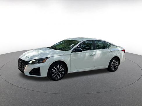 Used 2025 Nissan Altima 2.5 SV FWD image 8