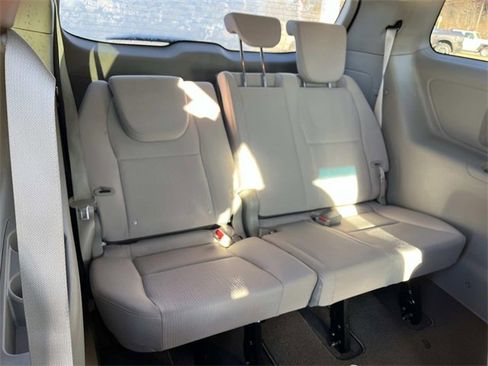 Used 2019 Kia Sedona LX image 18