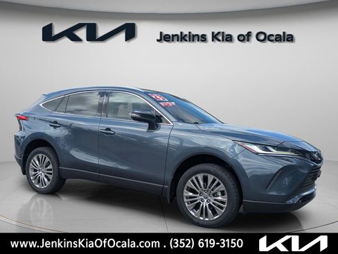 Used 2023 Toyota Venza Limited image 2