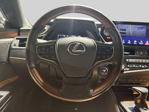 Certified 2022 Lexus ES 300h w/ Accessory Package FWD image 19
